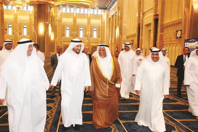 الشيخ علي الجراح ومشريدة المعوشرجي ودعادل الفلاح خلال جولة داخل المسجد