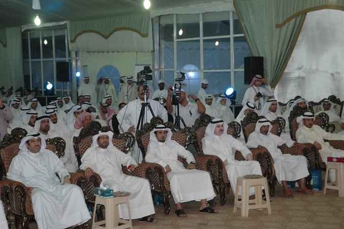 النائبان السابقان احمد الشحومي وسعد الشريع يتقدمان الحضور خلال الندوة