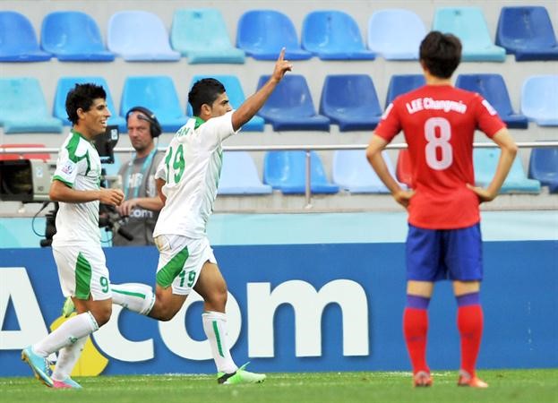 فرحان شكور يحتفل بفوز العراق على كوريا الجنوبية افپ
