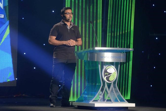 مايك مبلتع يقدم احدى فقرات الحفل