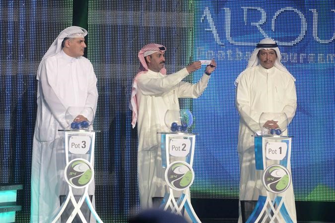 صالح العصفور وطارق العلي ووائل سليمان خلال اجراء مراسم القرعة 