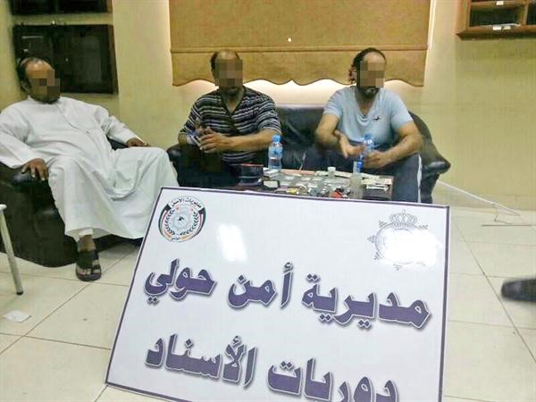 المتعاطون وامامهم المضبوطات ﻿