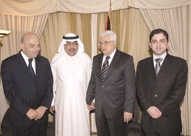 الرئيس الفلسطيني محمود عباس متوسطا الزملاء نائب رئيس التحرير عدنان الراشد ومدير التحرير محمد الحسيني وعمر حبنجر محمود الطويل