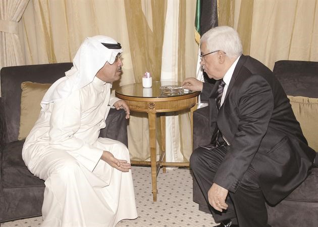الرئيس محمود عباس في حديث جانبي مع الزميل عدنان الراشد