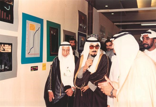 امير البلاد الراحل الشيخ جابر الاحمد مع العم ابو يعقوب في المؤتمر الاسلامي العالمي﻿