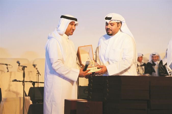  عبدالرحمن الياسين متسلما الدرع من منظمي الحفل