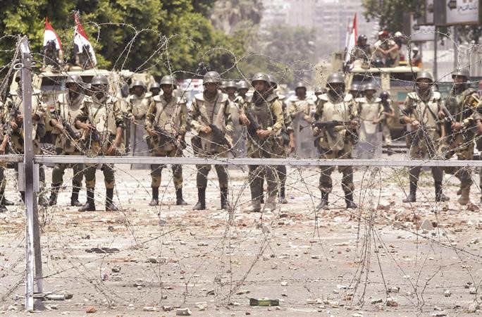  قوات من الجيش المصري تؤمن مقر الحرس الجمهوري بالقاهرة امس 	رويترز ﻿