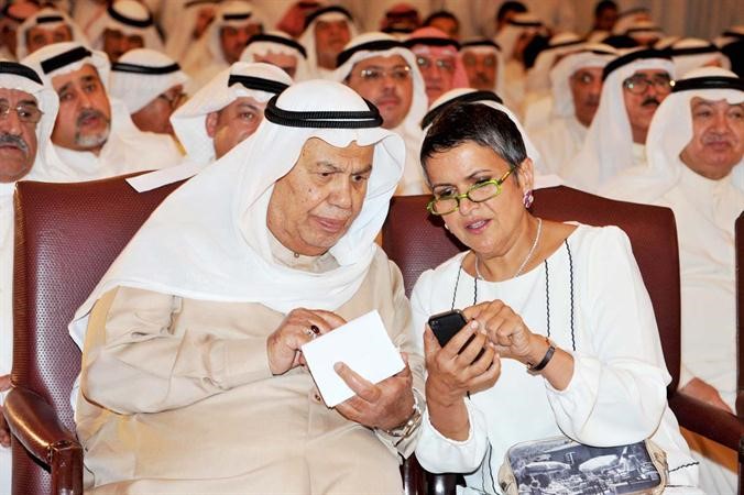 عبدالمطلب الكاظمي وصفاء الهاشم في مقر الزلزلة