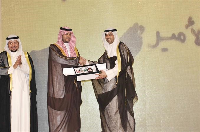 الامير تركي بن محمد بن عبدالعزيز متسلما درع سمو الامير الملكي محمد بن فهد بن عبدالعزيز ال سعود