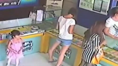 بالفيديو.. طفلة تسرق ( ايباد ) وتفشل في اخفائه بملابسها