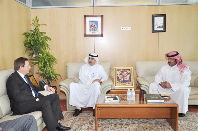 نزار العدساني والشيخ طلال الخالد خلال استقبالهما سفير المملكة المتحدة