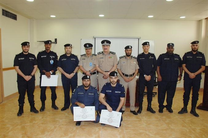 الجناحي متوسطا الضباط والافراد المكرمين بانواط الخدمة ﻿