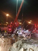 رجال الاطفاء استعانوا برافعة لانتشال السيارة 