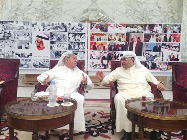 الشيخ طلال المحمد يتحدث مع الشيخ عيسى بن راشد في المعرض 