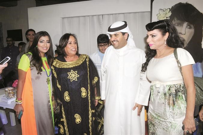 ام سوزان تتوسط الشيخ دعيج الخليفة والفنانتين زهرة الخرجي وبثينة الرئيسي قاسم باشا
