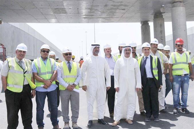 الوزير م عبد العزيز الابراهيم خلال الجولة﻿