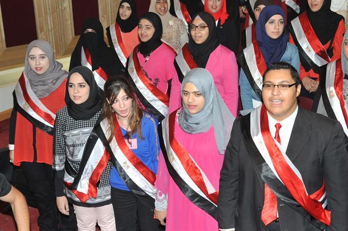 من اليمين الاول علمي وليد حافظ والثانية علمي سلوان سيد ابراهيم والاولى ادبي سما الجنزوري 