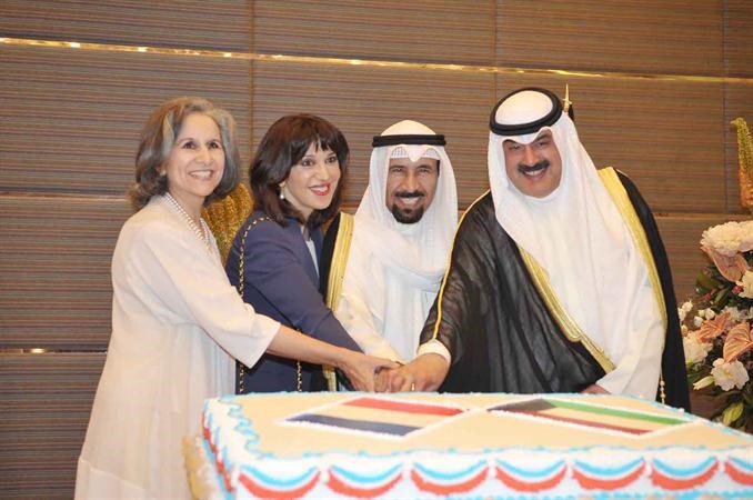 خالد الجارالله وندى يافي والشيخ علي الجابر والشيخة حصة الصباح يقطعون كعكة الاحتفال﻿