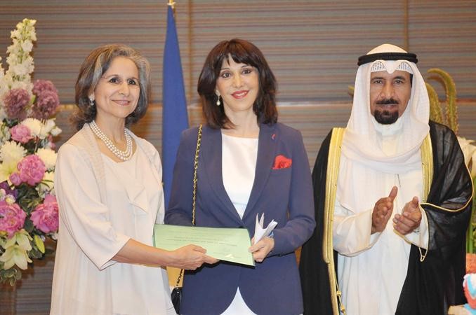 ندى يافي تسلم الشيخة حصة الصباح وسام الفارس في الفنون والاداب﻿