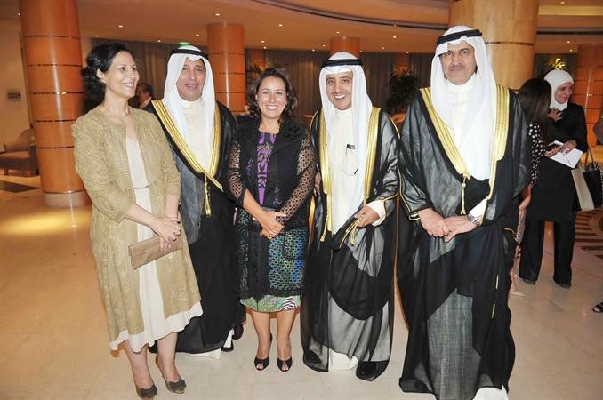 الشيخ داحمد الناصر وضاري العجران والشيخة دانة ناصر الصباحاسامة ابو عطية﻿