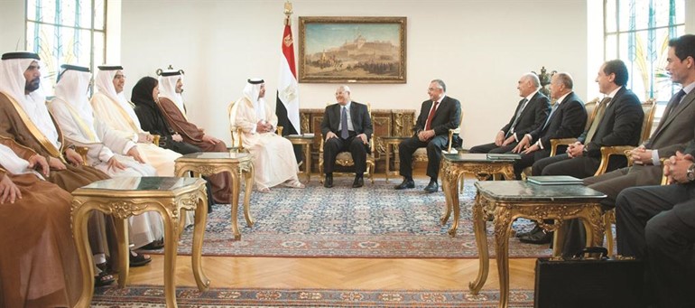  الرئيس المصري المؤقت عدلي منصور مستقبلا مستشار الامن القومي الاماراتي والوفد المرافق له امس افپ