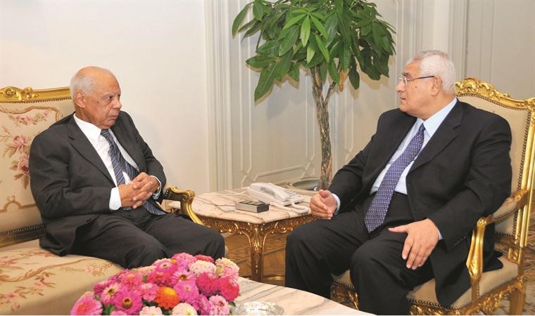 الرئيس المؤقت المستشار عدلي منصور يستقبل رئيس الوزراء المكلف حازم الببلاويفي مقر الرئاسة امس افپ
