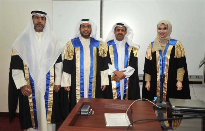 الطالبة تهاني الدويلة مع لجنة المناقشة﻿