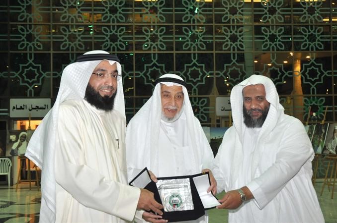 دالمذكور يكرم الحمر
