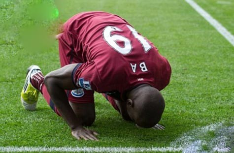 بالفيديو.. تقرير BBC عن اللاعبين المسلمين في الدوري الانجليزي .. وكيف غيّروا ثقافة كرة القدم الانجليزية