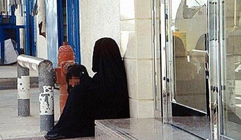 شرطة دبي تضبط سيدة خليجية " تتسول " بسيارتها الـ " لكزس " وزوجها الإماراتي يصاب بالصدمة