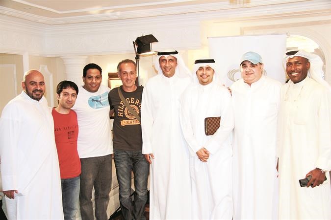 فريق العمل مع مدير عام الهيئة العامة للشباب والرياضة فيصل الجزاف ﻿