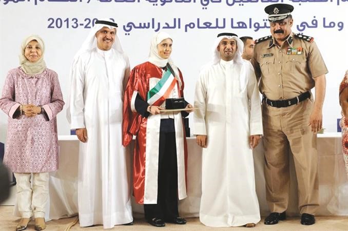 تكريم اسراء الصبر من وزير التربية بحضور والدها﻿