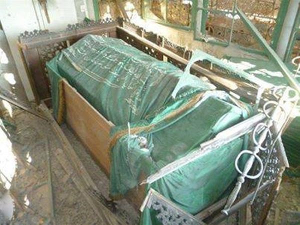 صورة بثها ناشطون للدمار الذي لحق بضريح الصحابي الجليل خالد بن الوليد