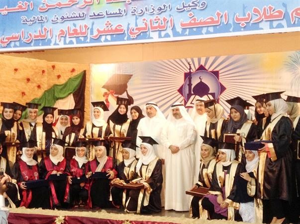 فهد الغيص ود عبدالله الكندري يتوسطان الطالبات المتفوقات	 متين غوزال﻿