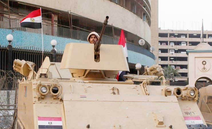 الجيش المصري يقوم بحراسة مبنى التلفزيون الحكومي امس رويترز 