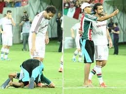 بالفيديو.. مشجع يقتحم الملعب ويقبل قدم النجم البرازيلي فريد