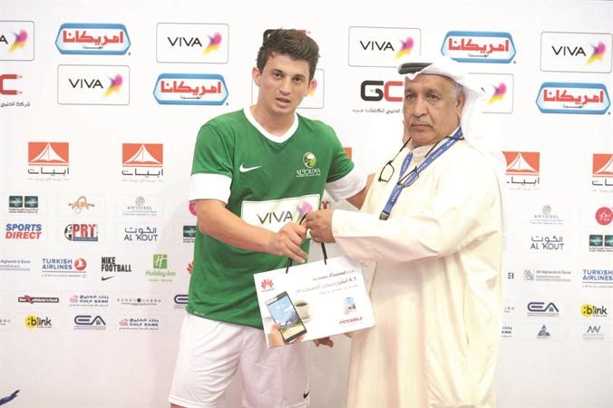 ابراهيم مسعودي يتسلم جائزة افضل لاعب