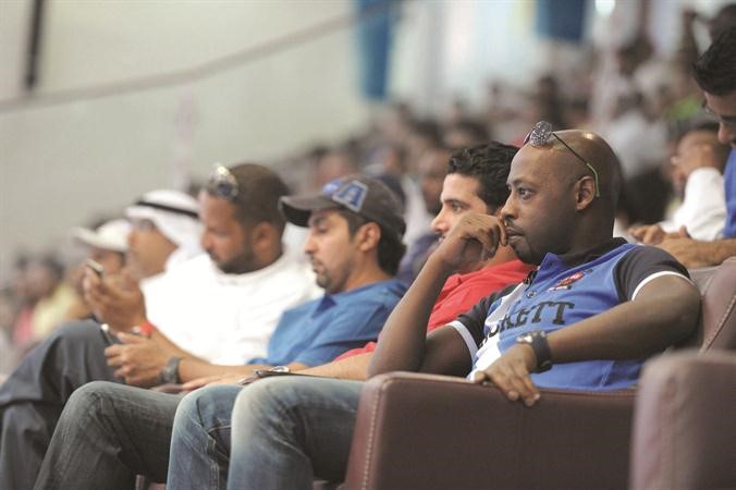 فرج لهيب واحمد موسوي وثامر عناد رواد ديوانية الروضان يتابعون المباريات 