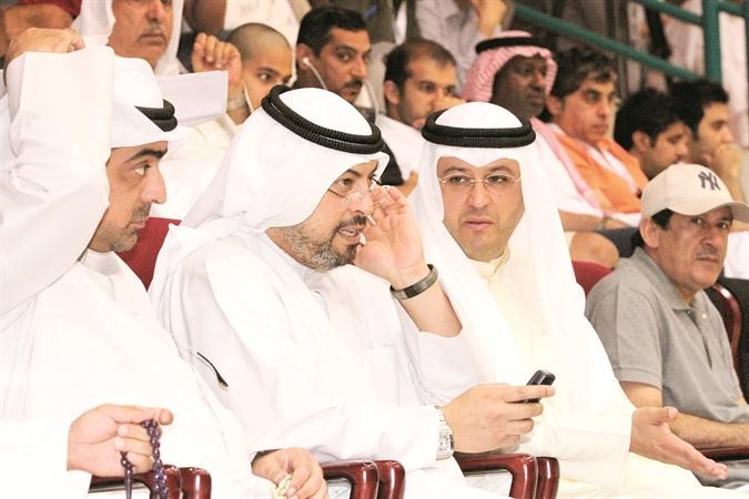 الشيخ طلال الفهد والشيخ طلال المحمد خلال متابعتهما لمجريات البطولة