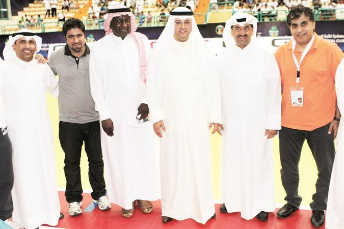 المحمد متوسطا محللي استديو البطولة