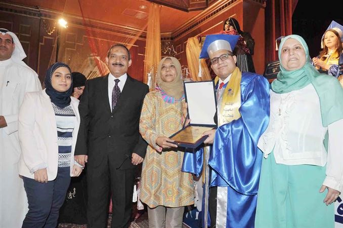 مريم الوتيد تقدم درعا تذكاريا لاحد المتفوقين