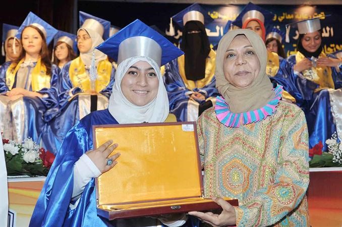 مريم الوتيد مكرمة احدى المتفوقات