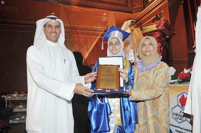 تكريم احدى المتفوقات اسامة ابو عطية
