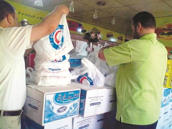جانب من المساعدات المقدمة للاجئين السوريين