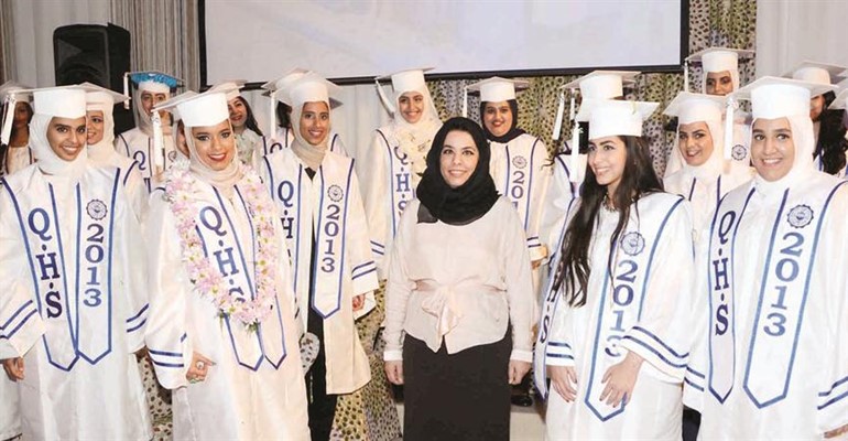 امينة الهاملي تتوسط الخريجات
