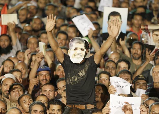 مؤيدو الرئيس المعزول د محمد مرسي بعد الافطار في رابعة العدوية امس الاول 	اپ﻿