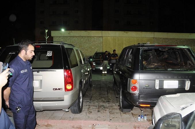 احد رجال الادلة الجنائية يعاين موقع الحادث﻿