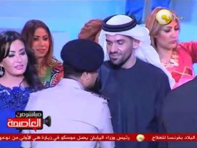بالفيديو.. محمد فؤاد يبكي ويقبل نياشين الفريق اول عبدالفتاح السيسي