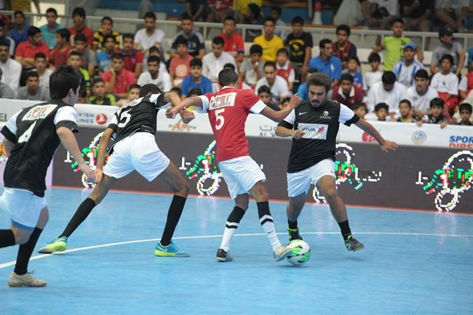 قتال على الكرة بين اكثر من لاعب