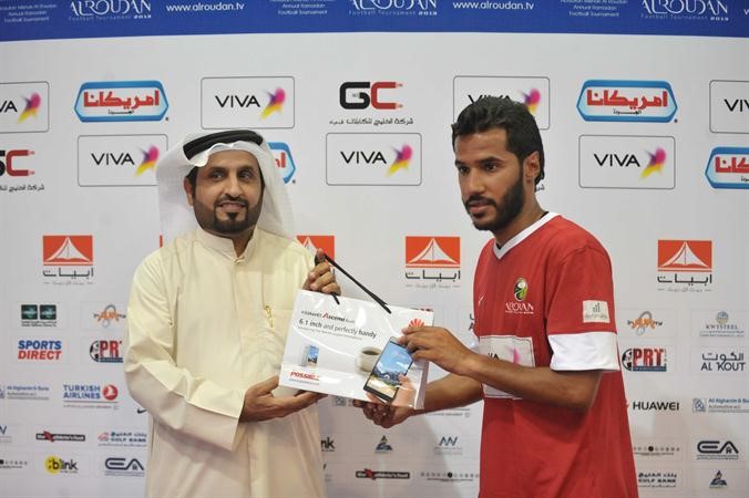 محمد هذال المطيري يقدم جائزة افضل لاعب للمسبحي